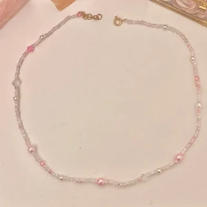 Fint pärlhalsband  - Handgjort pärlhalsband med rosa och vita pärlor💕tryck på köp nu om du vill köpa💗
