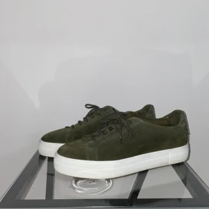 J.Lindeberg Skor - Hej! Säljer dessa examplar skor av märket J.Lindeberg. Storlek 45. Ny skick. Använd 1 eller 2grr. Mocka Materil, oliv färg. Lyxskor. Som ny kostar dom 1900kr. 