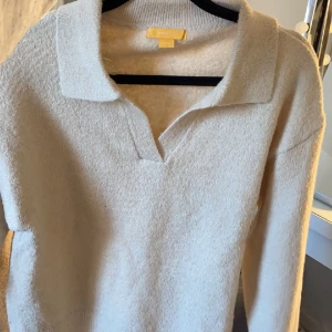 stickad tröja - stickad tröja från Gina Young, strl 158/164 men passar även XS/S, säljer även en likadan i ljusblått