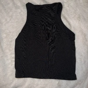 Svart topp - Svart topp från shein! Använd några gånger, fortfarande väldigt bra skick! Pris kan diskuteras! 🎀☺️