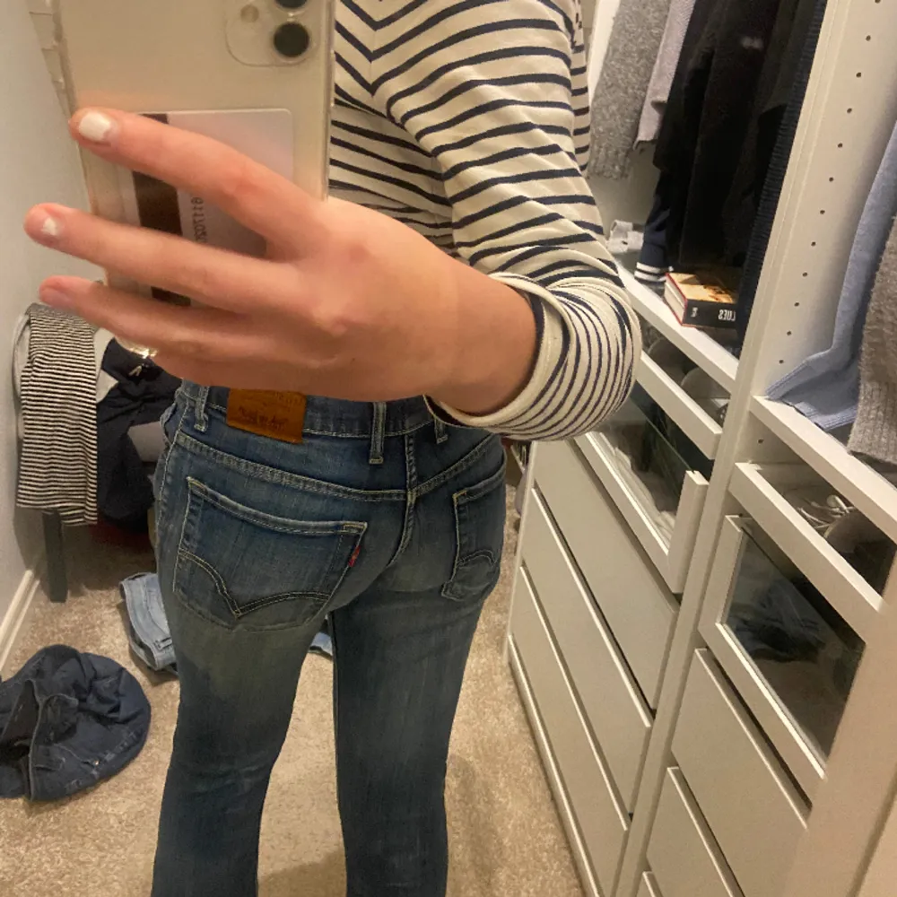 Snygga jeans från levi’s. Passar någon som är runt 165cm. . Jeans & Byxor.