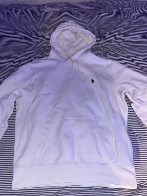 Ralph lauren hoodie💸 - Super skön ralph lauren hoodie. Varm och skön så helt perfekt inför vintern. Finns ett litet skav märke men det syns inte när du använder plagget. Storlek M men passar som en S då halsen är ganska smal. Fraktar gärna spårbart med plicks frakttjänst 