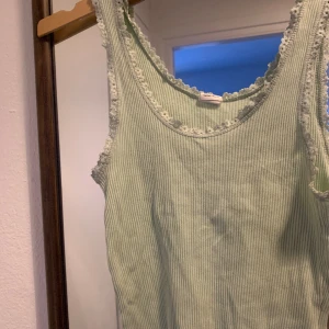 Sött linne Urban Outfitters - Mintgrönt linne från Urban outfitters. Storlek M, lite liten i storlek skulle jag säga. 