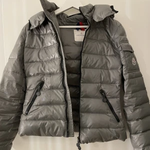 Bady moncler jacka - Säljer en bady moncler jacka storlek 14yr passar xs skick 7,5/10