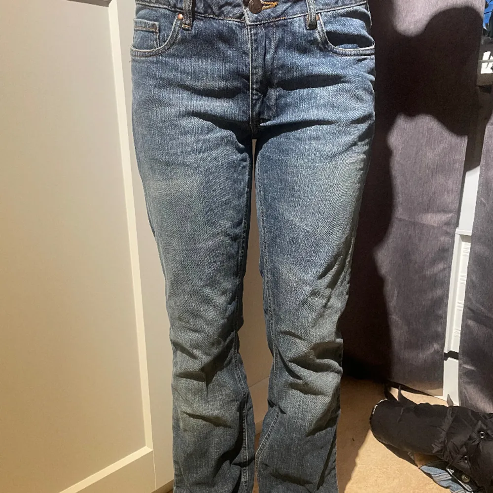 jeans med lite bootcut och skitcoolt tryck där bak. används tyvärr inte för de är för stora :) jag har strl S!. Jeans & Byxor.