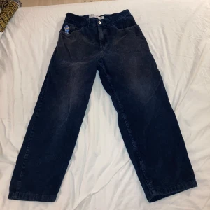 Polar 93 manchester byxor - Polar 93 manchester byxor i mörkblå färg. De är lite solblekta på framsidan och har ett litet hål längst ner på benet som till stor del är igensytt men lite har gått upp, men det är inget man märker av. Skriv om du har frågor. Pris kan diskuteras. 😁