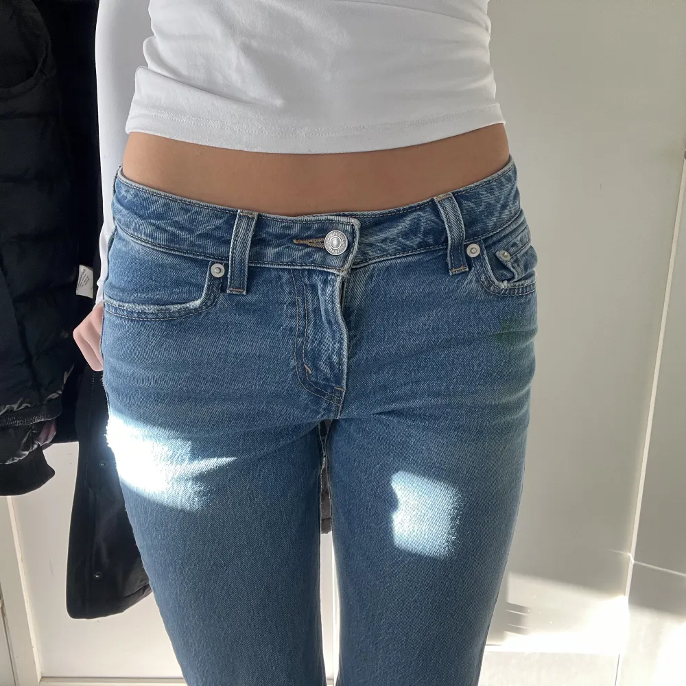 Lågmidjade Levis jeans i modellen ”low pitch” straight fit. Fortfarande i nyskick och använda få gånger. Köpte för ungefär 1 år sen men kommer inte till användning alls  utan är intresserad av att sälja för ett rimligt pris🤍köpte för 1150 på Levis. . Jeans & Byxor.