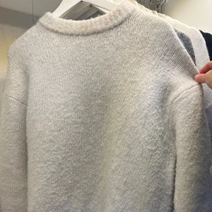 Vit stickad zara - Stickad tröja från zara strl s, har en sminkfläck längst upp dom försvinner i tvätten💕