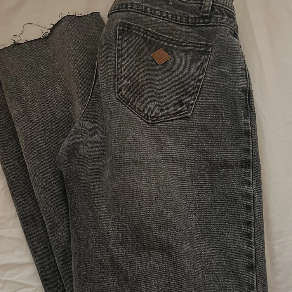 Säljer dessa straight lowwaist abrand jeans. De är i bra skick och uppklippta för att passa ca 164. Nypris 1000kr säljer för 500kr🥰❤️. Jeans & Byxor.