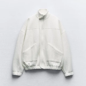 Jacka - Säljer min så snygga tygjacka från Zara! Använd endast en gång tyvärr så måste sälja den….. skriv för fler bilder! Nypris: 400kr. Mitt pris kan självklart diskuteras 