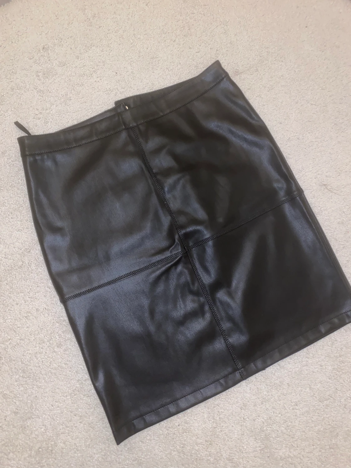 Kjol i PU-läder - 90