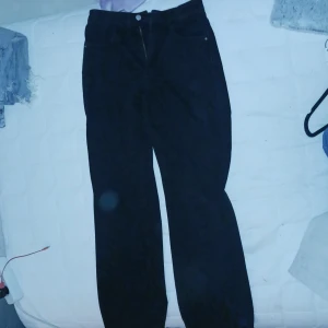Hel svarta jeans  - Aldrig använda dålig bild bättre går att få    