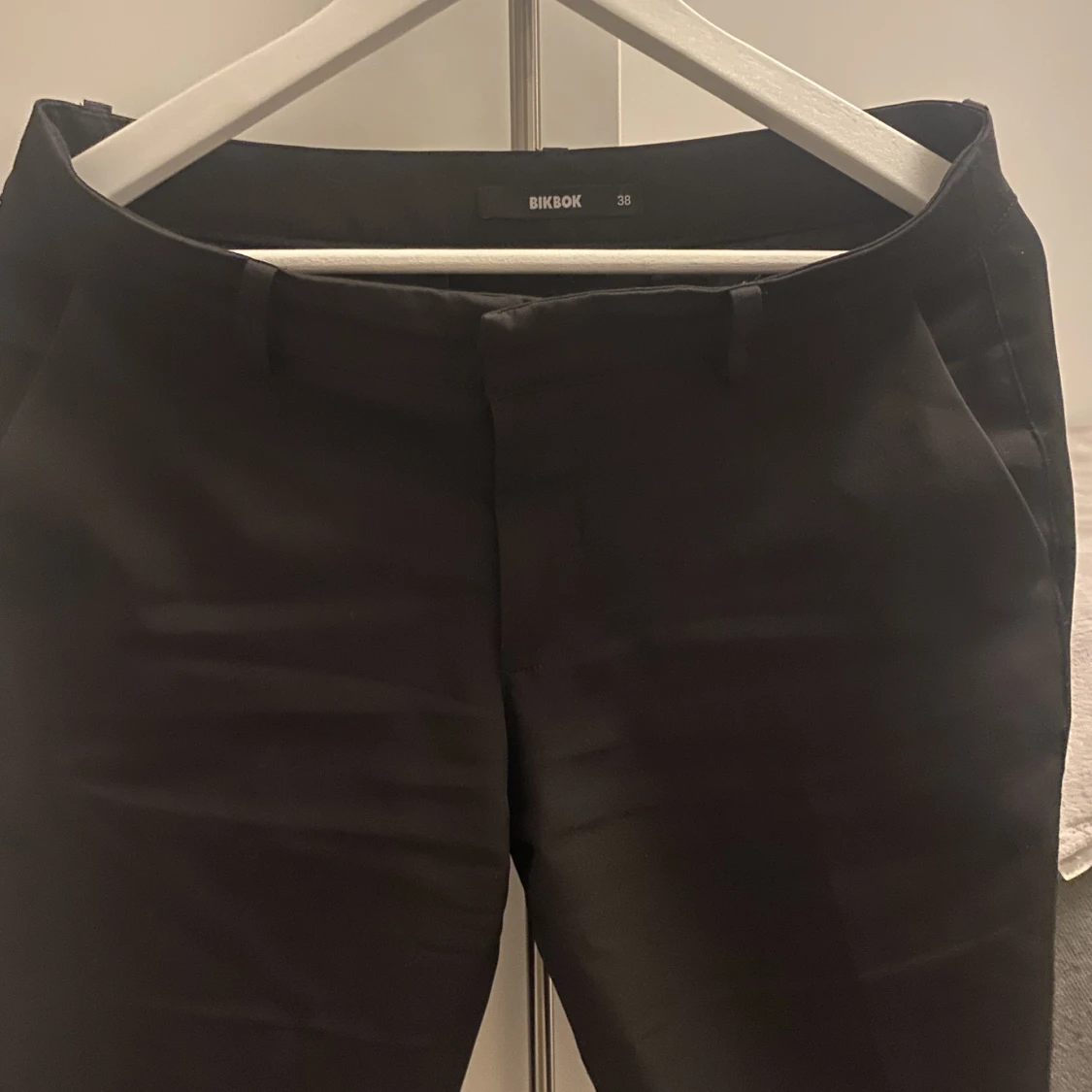 Svarta lågmidgade kostymbyxor  - 91