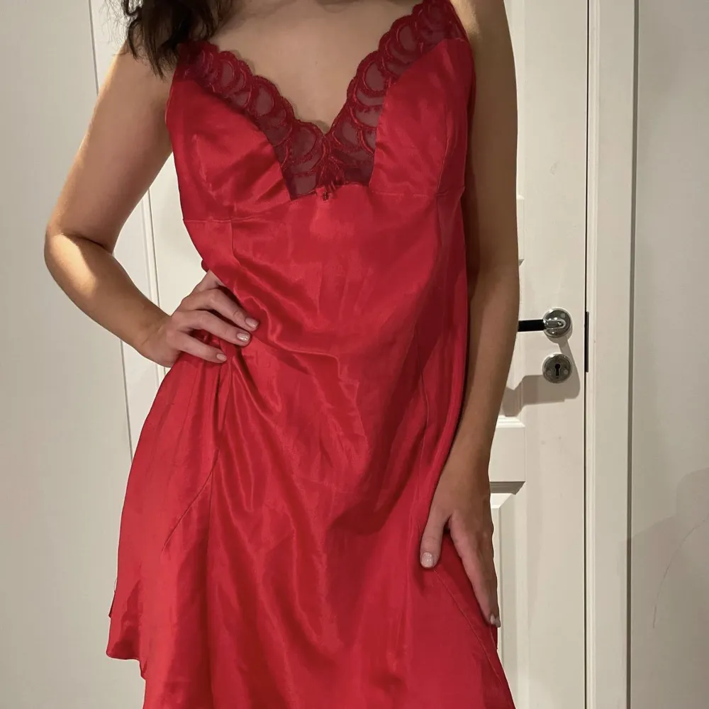 Fin röd klänning. Klänningar.
