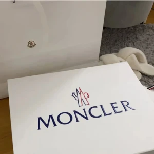 Moncler - Äkta moncler jacka i modellen bady. Köpt på monclers egna hemsida, digitalt kvitto finns!