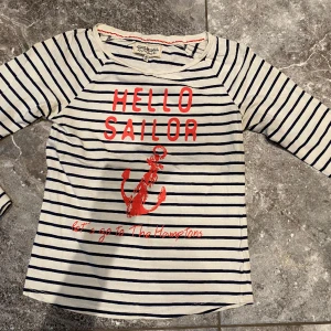 Tröja Hampton republic stl. 146/152 - Jättefin och lite marina tema. Säljer pga stor garderobrensning. Kika gärna på mina andra annonser, säljer mycket. Samfraktar gärna:)