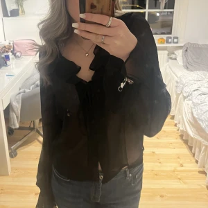 svart blus  - Svart lite genomskinlig blus från Kappahl! Aldrig använt, endast testad! Strl S, säljer för 100kr🫶🏻