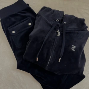 Marinblått Juicy set! 💙 - Säljer mitt marinblåa juicy set då de inte kommer till användning längre 💙