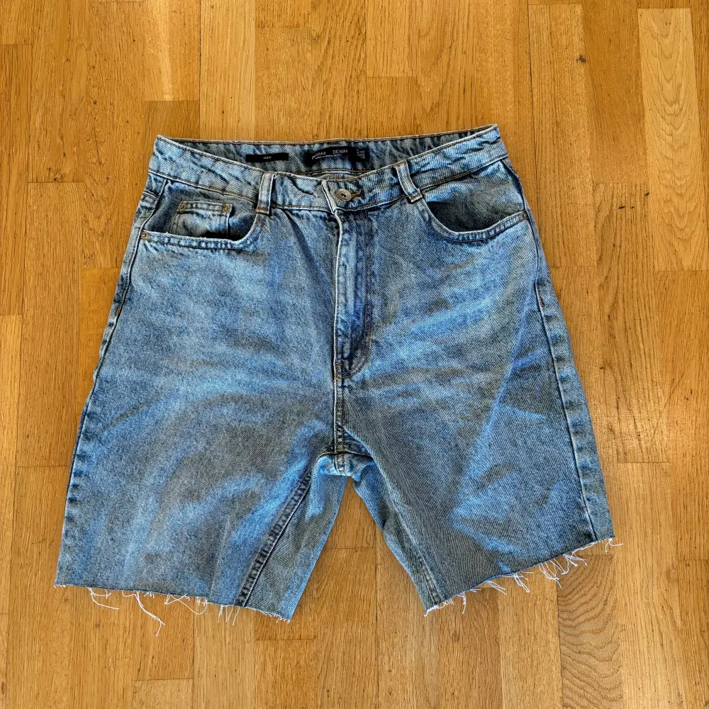 Super snygga lite längre jeans shorts!  Kolla gärna mitt konto och se om det finns något mer ni är intresserade av, kan isf frakta ihop så det blir billigare!. Shorts.