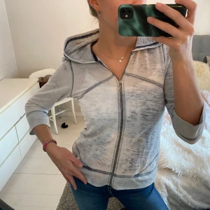 Juicy couture  - Säljer denna super söta 3 kvarts koftan med volang bak från juicy couture! Storlek M men passar absolut S med! Återkom gärna vid frågor! ☺️💓