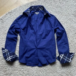 Burburry skjorta  - Säljer denna limiterad skjorta då den blivit för liten för mig storlek s