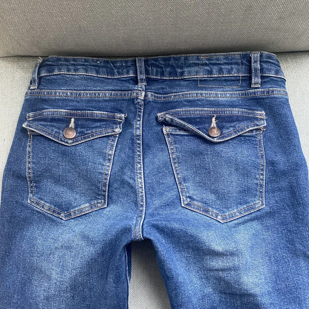 Jag säljer dessa jeans för att de är lite stora i midjan för mig som är nästan 170 cm. De är i jättebra skick direkt från zalando!💗 Ordinarie pris är 470kr.. Jeans & Byxor.