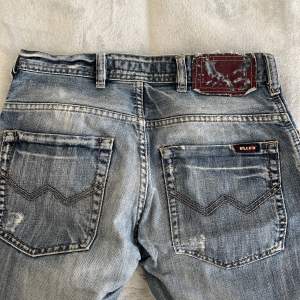 Jättesnygga trendiga jeans som är sparsamt använda 💋 De är lite ljusare i verkligheten än på bild 2&3