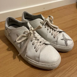 Arigato skor - Arigato skor i strl 39 men passar även på mig som har strl 38