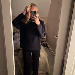 Mörkblå tjocktröja - En super fin men lite nopprig tröja med krage! Super fin och lite oversize, storlek m men sitter som på bilden på mig som är s/xs!❤️