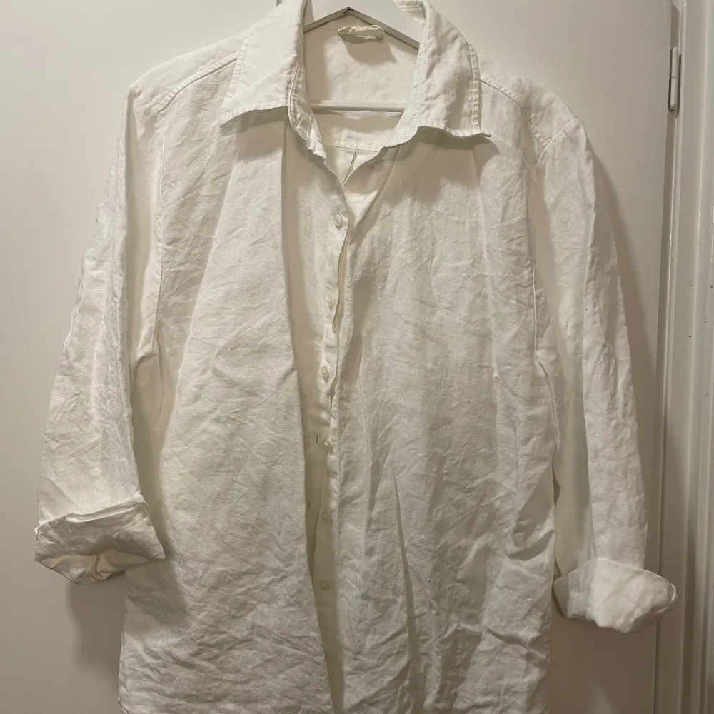 Jättesnygg linneskjorta från A-DSGN! Sparsamt använd så i mycket fint skick!! Ganska oversized i modellen. Tror nypris låg runt 800 kr.. Skjortor.
