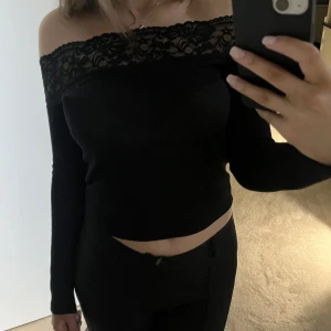 Tröja - Svart ribbad spets topp 💗använd en gång. Mycket bra skick 💗