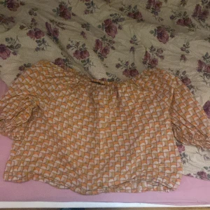 En vanlig blus 👚  - Köpte dennna från Kappahl men fick den för 1år sen men jag gillar inte den men jag fick den som present men jag har bara testat den 1gång köpt för den kosta 300kr men säljer för 170 ni betalar för frakten 