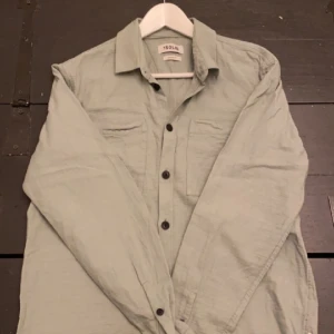 Solid overshirt - Säljer en Overshirt från solid då den bara ligger i garderoben. Nypris: 749kr Mitt pris: 350kr  (pris går att diskutera)