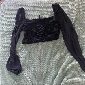 Fest blus - Svart kort fest blus med långa ärmar, använd 2 gånger