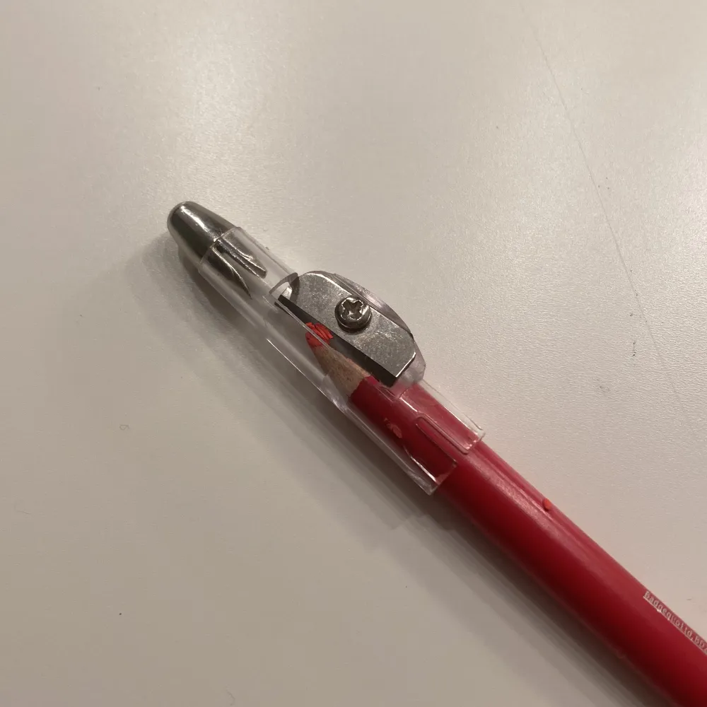 Läpp penna ifrån technic, bara testad, säljer då det inte är en färg jag använder, liten vässare ingår i locket💗. Övrigt.