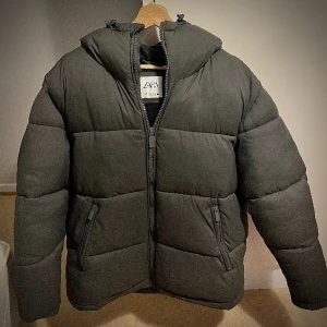 Vinter Jacka Herr (Zara) - Mörk grön Vinterjacka köpt från Zara. Nästintill oanvänd och i väldigt bra skick.  Storlek S men modellen är lite större  rent generellt! Nypris: 1000kr