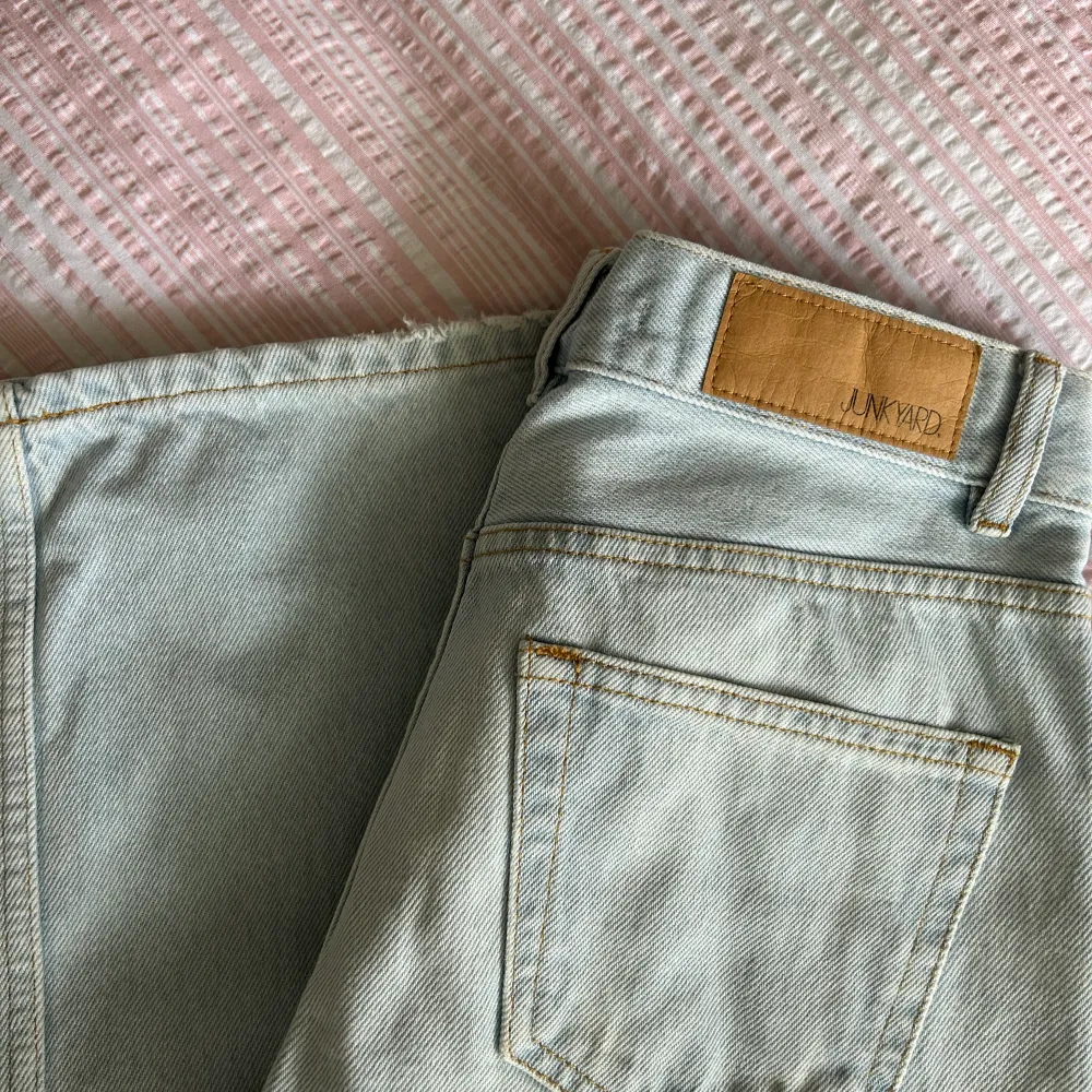 Wide leg jeans från junkyard i en ljusblå färg, fint skick. Jeans & Byxor.