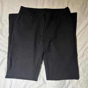 Kostymbyxor  - Kostymbyxor köpta second hand. Märket elea. Kommer tyvärr inte av användning längre. 