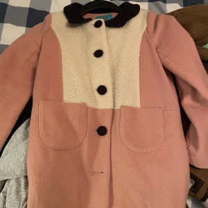 Ull kappa  - Barn kläder, passar bra för 160cm. Helst ny. Utöva det i bra skick. 