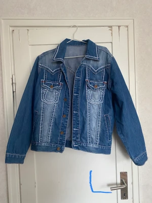 True religion jacka  - As cool true religion jacka, säljer då den är för stor. Köpt dyrt på secondhand så antar att den är äkta. Skriv för fler bilder!