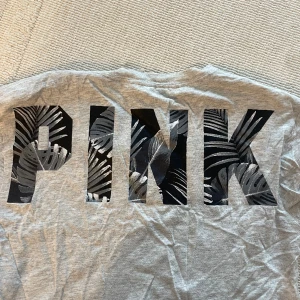 Pink tröja - Tröja från pink, större logga bak