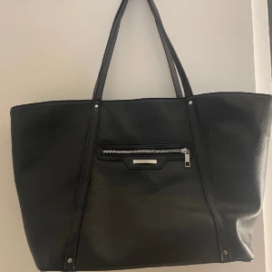 Väska - Svart rymlig väska med silvermedaljer 