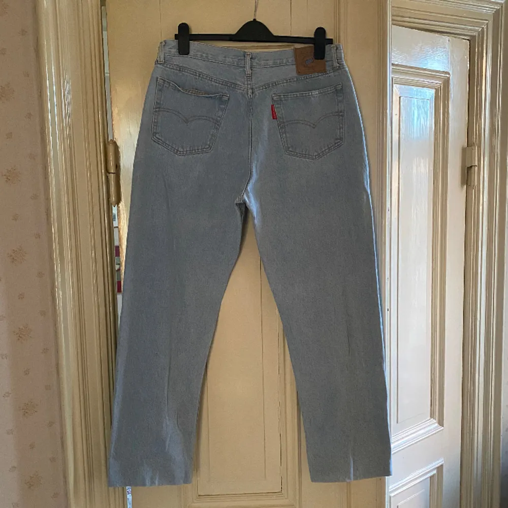 Ljusblå jeans köpta second hand från Humana för 200kr (prislapp kvar). I bra skick!. Jeans & Byxor.