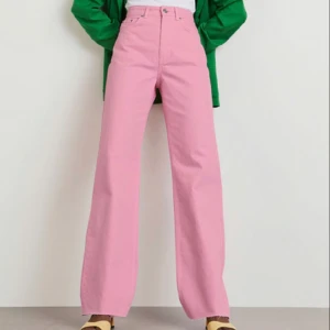 Jeans Gina tricot  - Rosa jeans från Gina tricot. Storlek 34. Använda fåtal gånger. Pris 150kr