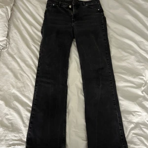 bootcut jeans - säljer dessa byxor från h&m då de ej kommer till användning, köpte de men fick bara chansen att använda de 1-5 gånger då de är för stora för mig nu.  nypris: 500 säljer: 250