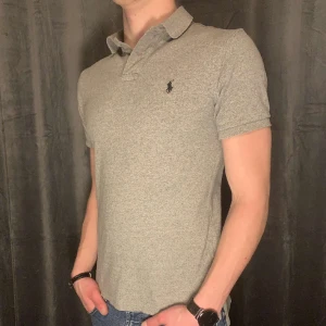 Ralph lauren piké  - Vi säljer nu denna otroligt snygga ralph lauren pikén. Tröjan är i nyskick och inga defekter 