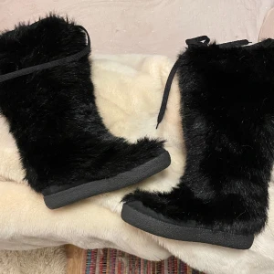 Pälsboots  - Svarta boots med fejpäls😍 Dessa är så galet snygga men tyvärr för små för mig, strl 37💙 Perfekt för winterseason✨✨