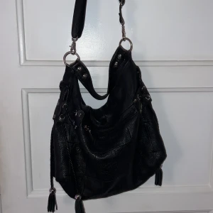 ROMANI STOCKHOLM HANDVÄSKA - En jätte vacker läder handväska från märket ROMANI STOCKHOLM❗️. Väskan är ganska stor och den får till och med plats med en macbook (teorin är testad)! Rött tyg pryder väskans insida och bryter fint med det svarta lädret på utsidan! Helt felfri! 