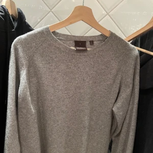 Oscar Jacobsson cashmir - Säljer nu min Oscar Jacobson sweatshirt i cashmir 800kr♾️9/10♾️storlek S
