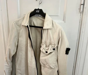 Stone island overshirt - Säljer min beiga stone island overshirt, den är i bra skick, nypris ligger runt 4000kr